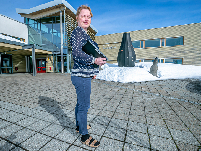 Monica Andreassen er ungdomsskolelærer ved Langnes skole i Tromsø hvor de legger til rette for digitale oppgaver hvor elevene skal samarbeide – for at elevene ikke skal føle seg alene. Foto: Torgrim Rath Olsen, Nordlys